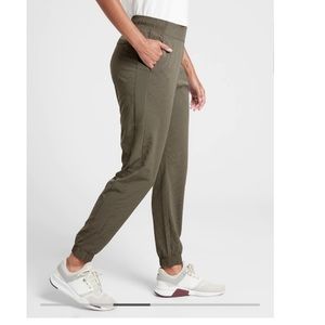 Athleta Brooklyn Jogger pants 8